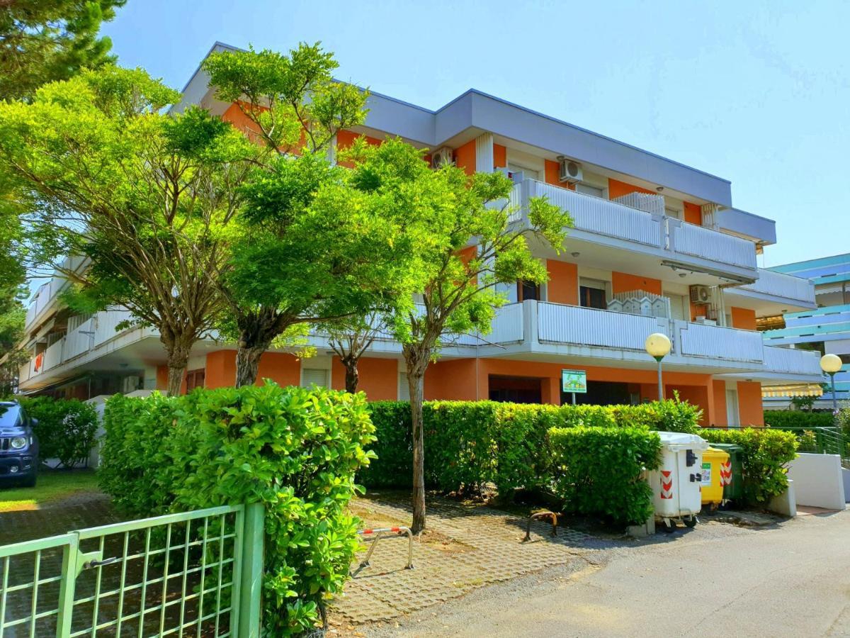 Albatros Apartment Бибионе Екстериор снимка